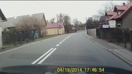 Pijana kobieta na środku drogi