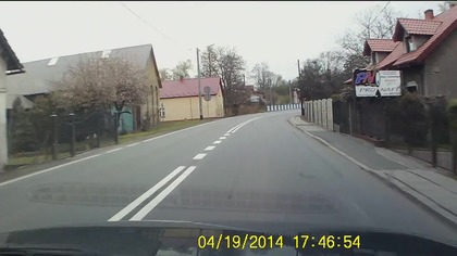 Pijana kobieta na środku drogi