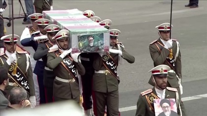 Iran - Trumny z poległymi w katastrofie śmigłowca przewieziono samolotem do Teheranu