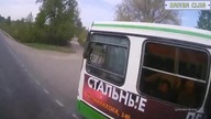 Babcia na drodze powala ciężarówkę