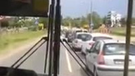 Szeryf drogowy prowadzi autobus komunikacji miejskiej w Kielcach