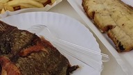 Halibut, dorsz, frytki, dwie surówki i dwa piwa.  Paragon z Międzyzdrojów.