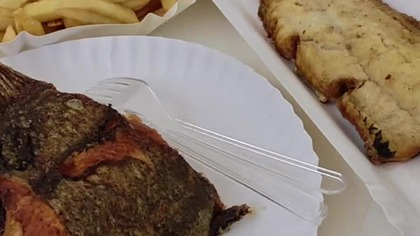 Halibut, dorsz, frytki, dwie surówki i dwa piwa.  Paragon z Międzyzdrojów.