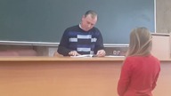 Nauczyciel sprawdza prace ucznia