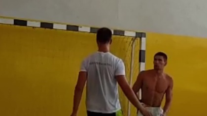 Łokiec w wymiarowym KOSZU #shorts