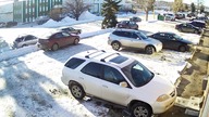 Kobieta wyjeżdża z parkingu
