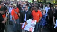 Zniszczenie plakatu wyborczego Ruchu Palikota na Marszu Wyzwolenia Konopi