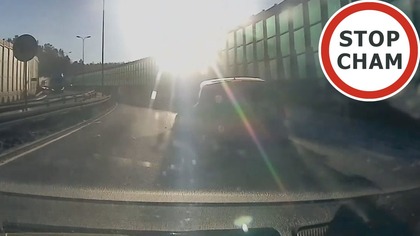 Wypadek.  Oślepiające słońce i kierowca osobówki najeżdżający na ciężarówkę #2154 Wasze Filmy