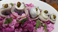 SZWEDZKA SALATKA SLEDZIOWA Z BURACZKAMI - PYSZNA