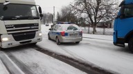 Mieszkańcy małej miejscowości pomagają kierowcom