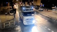 Wjechał tirem w latarnię i... zwyczajnie odjechał