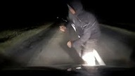 Mężczyzna sam skoczył mi na maskę