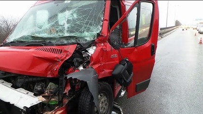 Zderzenie busa z ciężarówką na zjeździe z Trasy Siekierkowskiej. Trzy osoby ranne