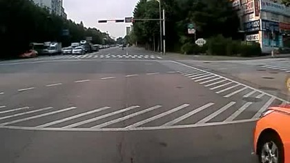 Kobieta z kom&oacute;rką na ulicy