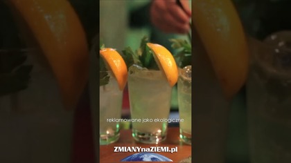 Słomki papierowe miały ratować planetę, a mogą szkodzić zdrowiu? Uważaj na to, co pijesz