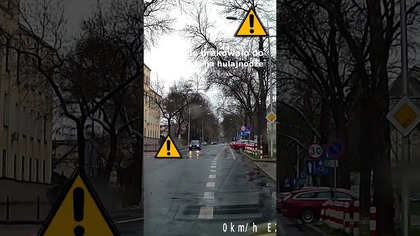 Niewiele brakowało do potrącenia dzieciaka na hulajnodze #shorts #rikordwidjo