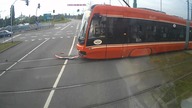 Tramwaj z impetem uderza w ciężarówkę. Wypadek w Katowicach