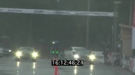 Kobieta za kółkiem szybkiego nissana