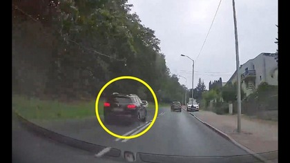 Niebezpieczne wyprzedzanie na pasach.  Kamera nagrała kierowcę Citroena