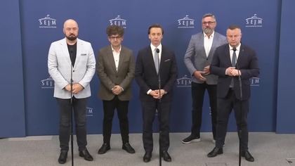 Szanowni Państwo, YouTube nieustannie cenzuruje nasze treści i obcina nam nawet 90% zasięgów, co pozbawia nas możliwości utrzymania naszej działalności. Wobec tego bardzo prosimy o Państwa wsparcie. Jeśli chcą Państwo wspomóc naszą misję walki z systemem, można to zrobić pod poniższymi linkami, LUB UDOSTĘPNIAJĄC po prostu ten materiał!
 https://wolnosc.tv/wsparcie/
 Patronite: https://patronite.pl/wolnosctv
 Wirtualna kawa: https://buycoffee.to/wolnosctv

  Kliknij DZWONEK  i SUBSKRYBUJ kanał, aby być na bieżąco!
https://youtube.com/channel/UCbrkcWVRq0BP75PccSYv-qA?sub_confirmation1
 Więcej na portalu https://wolnosc.tv
 Znajdź nas również na FB:  https://www.facebook.com/WolnosciNiepodlegloscTV
 Oraz Twitterze: https://twitter.com/WolnoscTV
 Wirtualna kawa: https://buycoffee.to/wolnosctv

#konfederacja #debata
