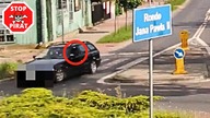 Facet w BMW strzela do wiat przystankowych w Sochaczewie.  STOP PIRAT