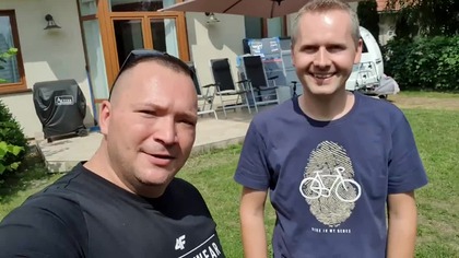 Razem z KiKi Świat urzędujemy przy przyczepie...  xD