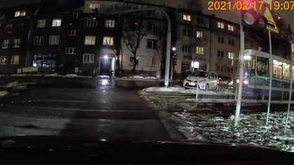 Wtargnięcie pomiędzy dwa tramwaje