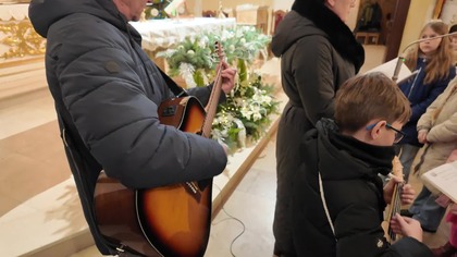 Kolęda Przybieżeli do Betlejem w wykonaniu scholi Aniołki z Markuszowa.  26 grudnia 2025 r.