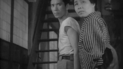 Ozu spr&oacute;bował przedstawić w jaki spos&oacute;b dochodzi do załamania dobrych relacji w rodzinie. Kihachi to wędrowny mistrz kabuki, kt&oacute;ry przybywa do małej wioski na występy. Chce się znowu połączyć ze swoją ukochaną i pogodzić z nieślubnym synem. Długo ukrywał ich związek przed synem co rozzłościło jego ukochaną i doprowadziło do zerwania relacji pomiędzy nimi... 