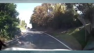 Ostry zakręt i chwila grozy!  Kierowca ledwo wyrabia! #polscykierowcy #crash #viral 