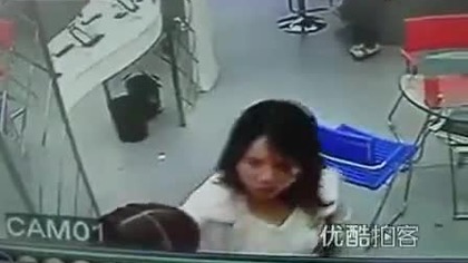 Mała dziewczynka z mamą na zakupach