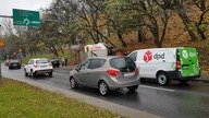Bus z paczkami przewrócił się na ulicy Pomorskiej.