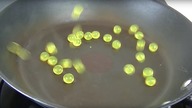 Polymer water balls - Hydrogel Beads in a Frying Pan - Гидрогель на сковороде