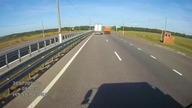 Drogowy cwaniak wyprzedza ciężarówki poboczem