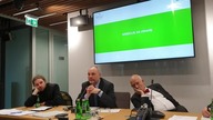 Kompromitacja rządu i opozycji w konfrontacji że strona społeczną! Polska jest bogata a Korwin śpi.