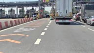 Po co stać w kolejce.  Bramki automatyczne.