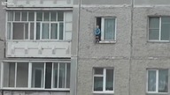 Szokujący film z Rosji. Dziecko bawiące się na parapecie...