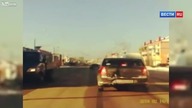 Policjant zatrzymuje auto w hollywoodzkim stylu