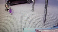Kurier UPS przytomnie blokuje wózek z dzieckiem przed wpadnięciem na ulice