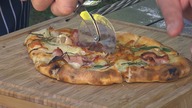Wiejska Pizza z pieca z boczkiem i ziemniakami /Oddaszfartucha
