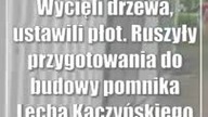 Wycięli drzewa, ustawili płot.  Ruszyły przygotowania do budowy pomnika Lecha Kaczyńskiego w Lublini