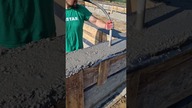 Zalewanie wieńca na ścianach fundamentowych #codziśrobimy #budowadomu #fundament #beton #