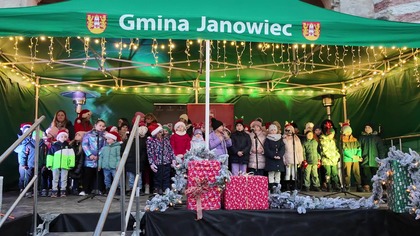 Pastorałka Ach co za noc zaśpiewana przez uczniów SP w Janowcu podczas Jarmarku Bożonarodzeniowego