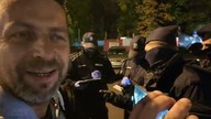 Banda umundurowanych przestępców uprawia stalking na Polakach zbierających się na modlitwę!