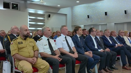 Ruszył nabór wniosków na zakup sprzętu ratowniczego dla jednostek służb ratowniczych z województwa śląskiego. Wojewódzki Fundusz Ochrony Środowiska i Gospodarki Wodnej w Katowicach ogłosił kolejny nabór w ramach Ogólnopolskiego Programu Finansowania Służb Ratowniczych cz.1 na 2025 rok, który obejmuje dofinansowanie zakupu pojazdów.

O wsparcie finansowe mogą ubiegać się podmioty znajdujące się na liście zaakceptowanej przez Ministra Środowiska i Klimatu. Lista ta została sporządzona na podstawie porozumienia Ministrów Spraw Wewnętrznych i Administracji oraz Środowiska i Klimatu z 23 lutego 2021 roku, dotyczącego współdziałania w zakresie zwalczania zagrożeń dla środowiska. Z dofinansowania wyłączone są państwowe jednostki budżetowe.

Program przewiduje dotację w wysokości do 50% kosztów kwalifikowanych zakupu sprzętu. Na realizację przedsięwzięcia przeznaczono łącznie 4.866.500 zł, z czego 1.866.500 zł pochodzi z Narodowego Funduszu Ochrony Środowiska i Gospodarki Wodnej, a 3.000.000 zł z Wojewódzkiego Funduszu Ochrony Środowiska i Gospodarki Wodnej w Katowicach.

Wnioski wraz z niezbędnymi załącznikami można składać do 30 listopada 2025 roku. Dokumenty należy dostarczyć do siedziby Funduszu przy ul. Plebiscytowej 19 w Katowicach osobiście, przesyłką pocztową, kurierską, poprzez usługę e-doręczeń lub za pośrednictwem elektronicznej skrzynki podawczej ePUAP. O przyjęciu decyduje data wpływu wniosku do Funduszu.

Materiał pochodzi ze strony https://www.jaw.pl
#jaworzno #jawpl