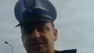 Kł&oacute;tnia policjanta z kierowcą
