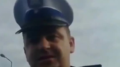 Kł&oacute;tnia policjanta z kierowcą