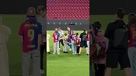 Sceny.  Sebastian Karpiel-Bułecka śpiewający Pójdę Boso na środku Camp Nou.  Robert...  ściąga buty 