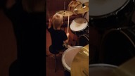 Mały Staśkooo pierwsze groowy na bębnach