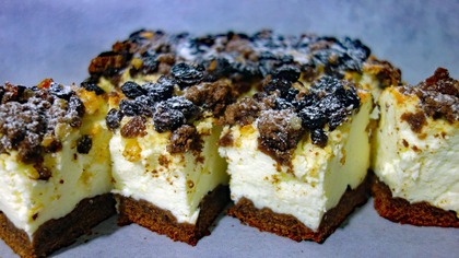 Sernik z rodzynkami z sera z wiaderka idealnie komponuje się z kruchym spodem i słodką kruszonką!